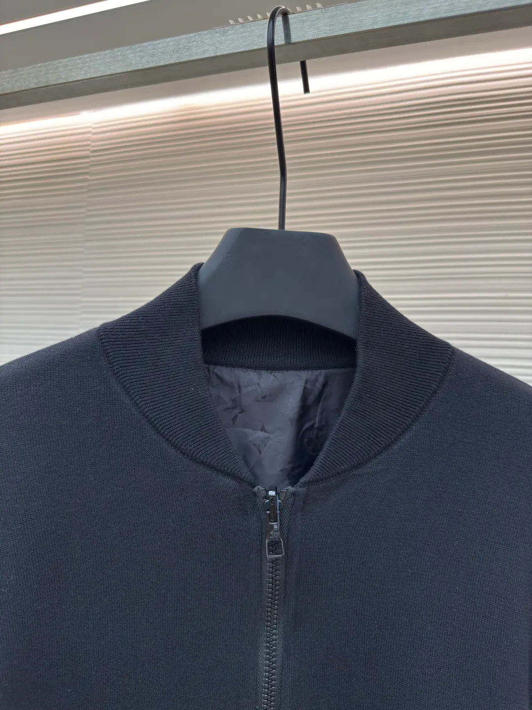 LOUIS VUITTON double-sided zipper jacket ●Authentic product: 21300 purchase and development ●Item number: 1680683-B95 ●Fabric: nylon fabric ●Technology: full-width jacquard production ●Version: loose version ●Weight: about 665 grams ●Size: S-M-L-XL ●Description: Customized high-end nylon fantasy jacquard brocade and cotton sheep dense needle velvet, rich texture, full color, soft and delicate Double-sided charm, one piece of clothing to enjoy. One side quietly appears with low-key elegance. The iconic embroidered LV logo is embellished on it. The other side is covered with Yingze's full-width Monogram pattern, instantly lighting up the whole place. Exuding a sense of high-end from the inside out. Double-sided splendor. Like two movements in a symphony, each is wonderful and reflects each other. Unlock the noble code of fashion and use imported machine embroidery technology to use advanced computer control systems and precision mechanical components to realize LV logo embroidery operations. High precision, smooth and delicate lines, fabric jacquard technology, by weaving a full-width Monogram jacquard texture technology on the surface of the fabric, controlling the interweaving method of warp and weft lines, and accurately controlling the interweaving density and tension of the yarn to make it more three-dimensional. Ergonomic three-dimensional tailoring returns to traditional craftsmanship through segmentation, folding, shrinking, and stretching techniques. The so-called slow work produces fine work, which is the respect for materials and the pursuit of feel. The workmanship is complex and tedious, slow in aging, and high in loss. The overall wiring is straight and delicate, the fabric is comfortable and soft, and the color is consistent without color difference. It can be matched with the same style to create a fashionable look and control various occasions. Customized accessories, complete with three standards, same style for men and women!
